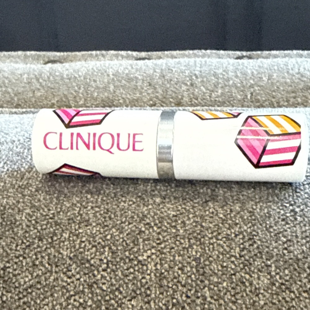 Clinique LIP COLOR + PRIMER INTENSE + BASE Lipstick - 14 Plum Pop - Picture 5 of 6